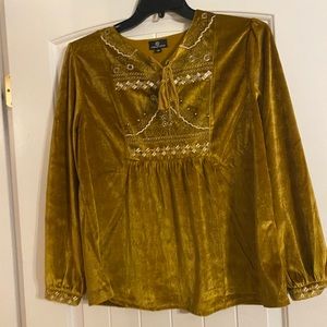 Shirt with stitch and beading details